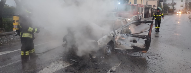 Gemonio, auto in fiamme al semaforo: donna illesa
