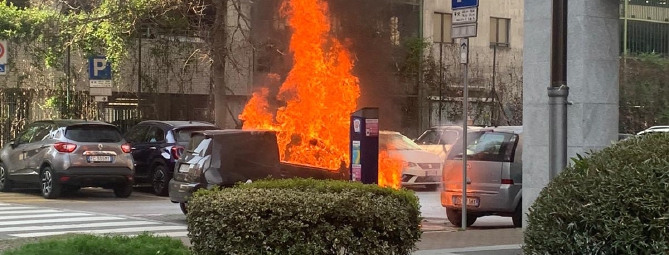 Due auto in fiamme, paura a Gallarate