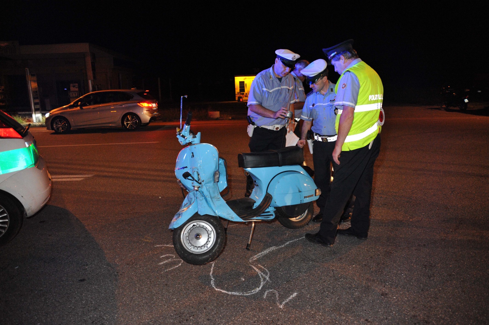 Auto contro Vespa: grave un ventenne 5