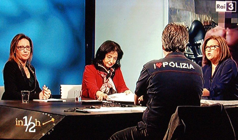 Ilaria Cucchi, Lucia Uva (d) e il segretario generale del Sindacato Autonomo di Polizia, Gianni Tonelli, durante la trasmissione 