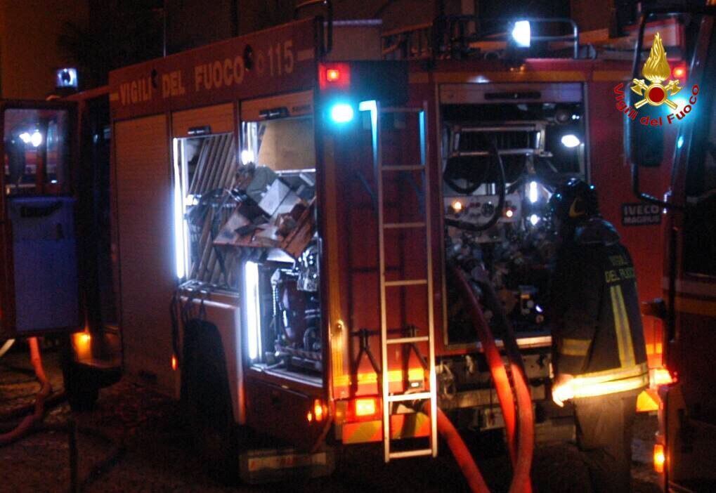 Incendio palazzina 030216 Luino Vigili del fuoco 