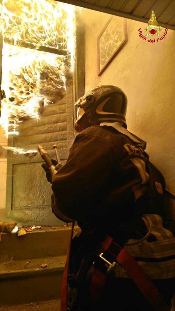 Incendio palazzina 030216 Luino Vigili del fuoco 