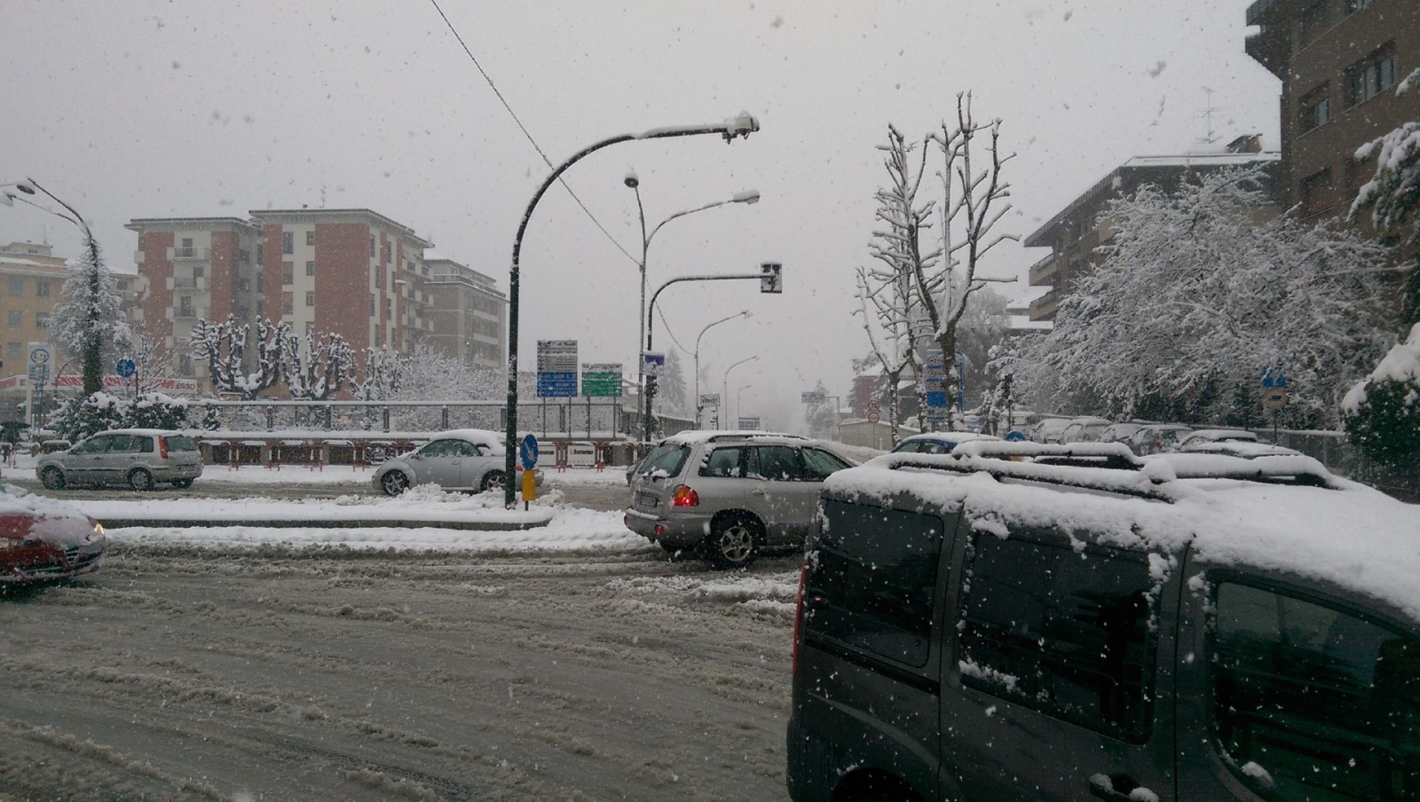 Neve Varese e provincia, strade paralizzate, stop Autolaghi e treni