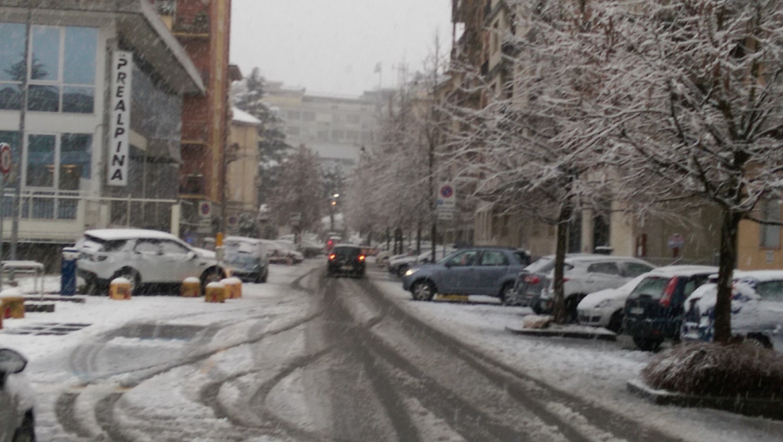 Neve Varese e provincia, strade paralizzate, stop Autolaghi e treni