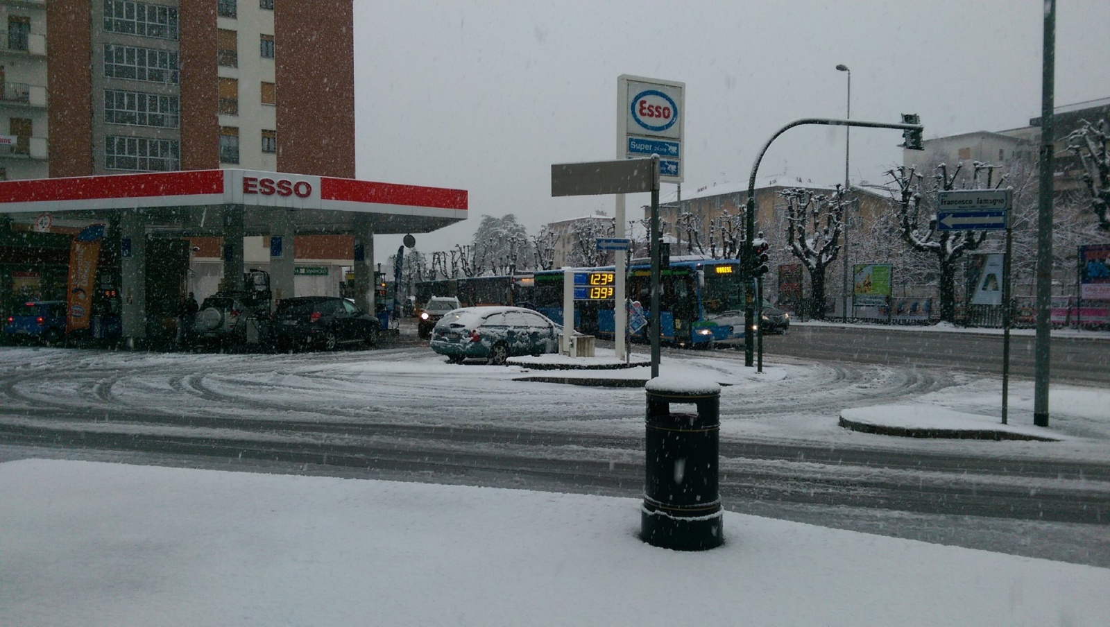 Neve Varese e provincia, strade paralizzate, stop Autolaghi e treni