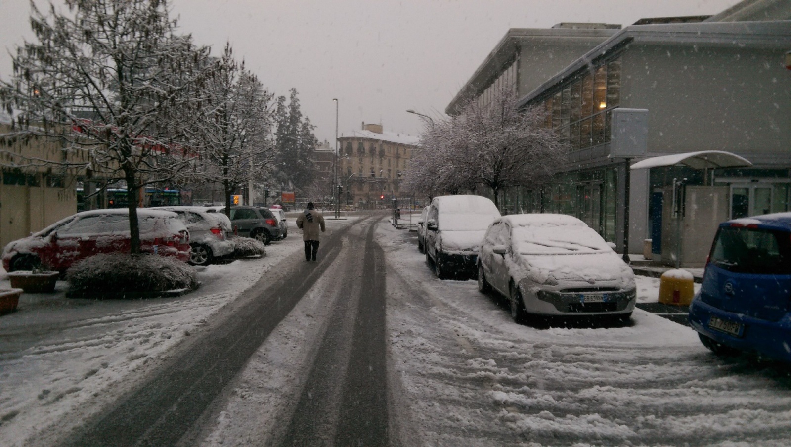 Neve Varese e provincia, strade paralizzate, stop Autolaghi e treni