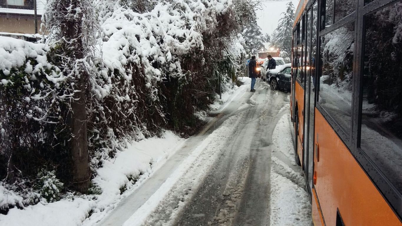 Neve Varese e provincia, strade paralizzate, stop Autolaghi e treni