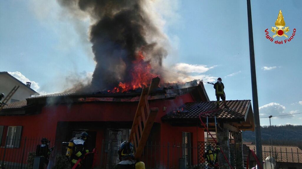 Incendio tetto villetta Cocquio