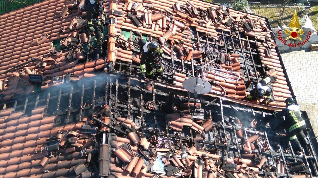 Incendio tetto villetta Cocquio