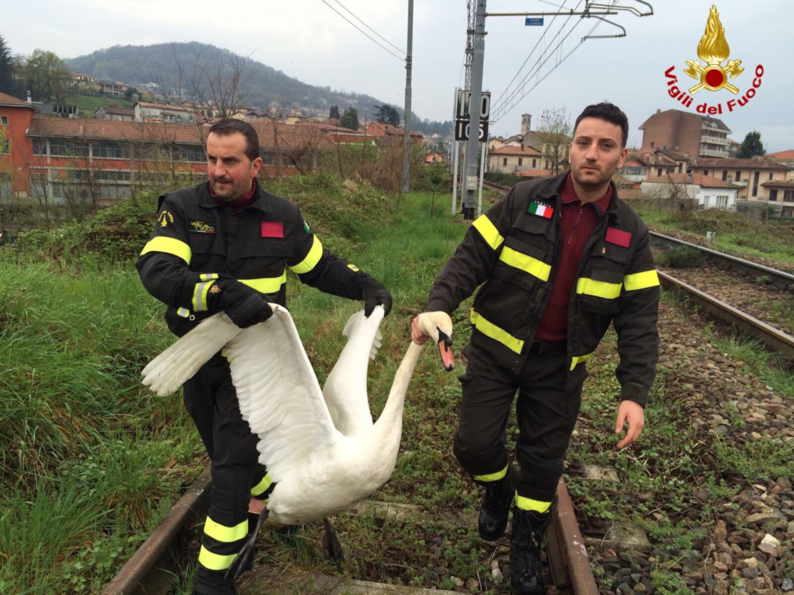 L’intervento dei vigili del fuoco luinesi