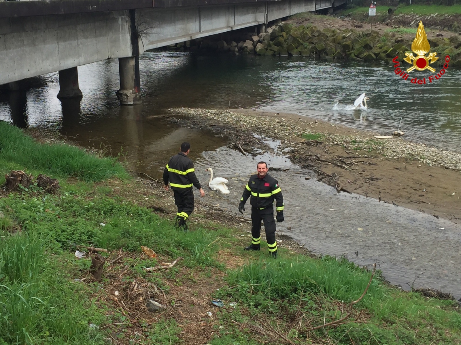 L’intervento dei vigili del fuoco luinesi