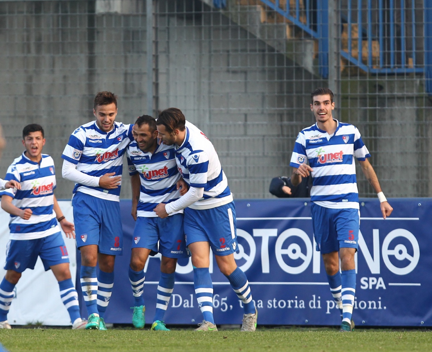 Santana festeggiato dai compagni dopo il gol dell’1-0