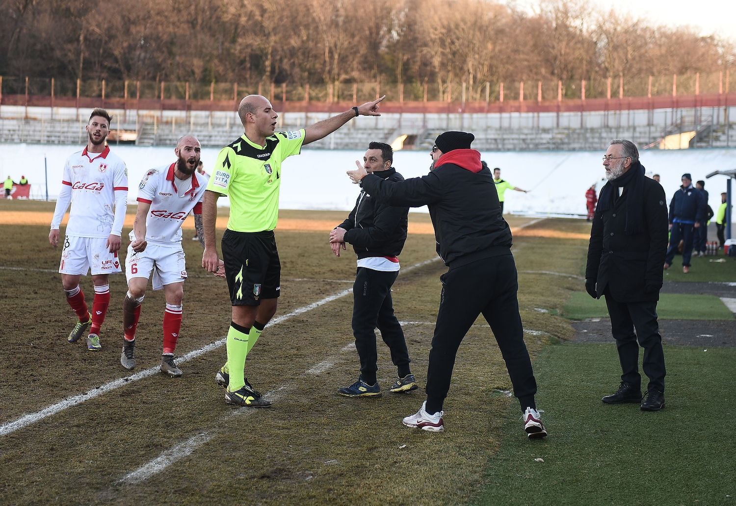 Ciccio Baiano discute con l’arbitro