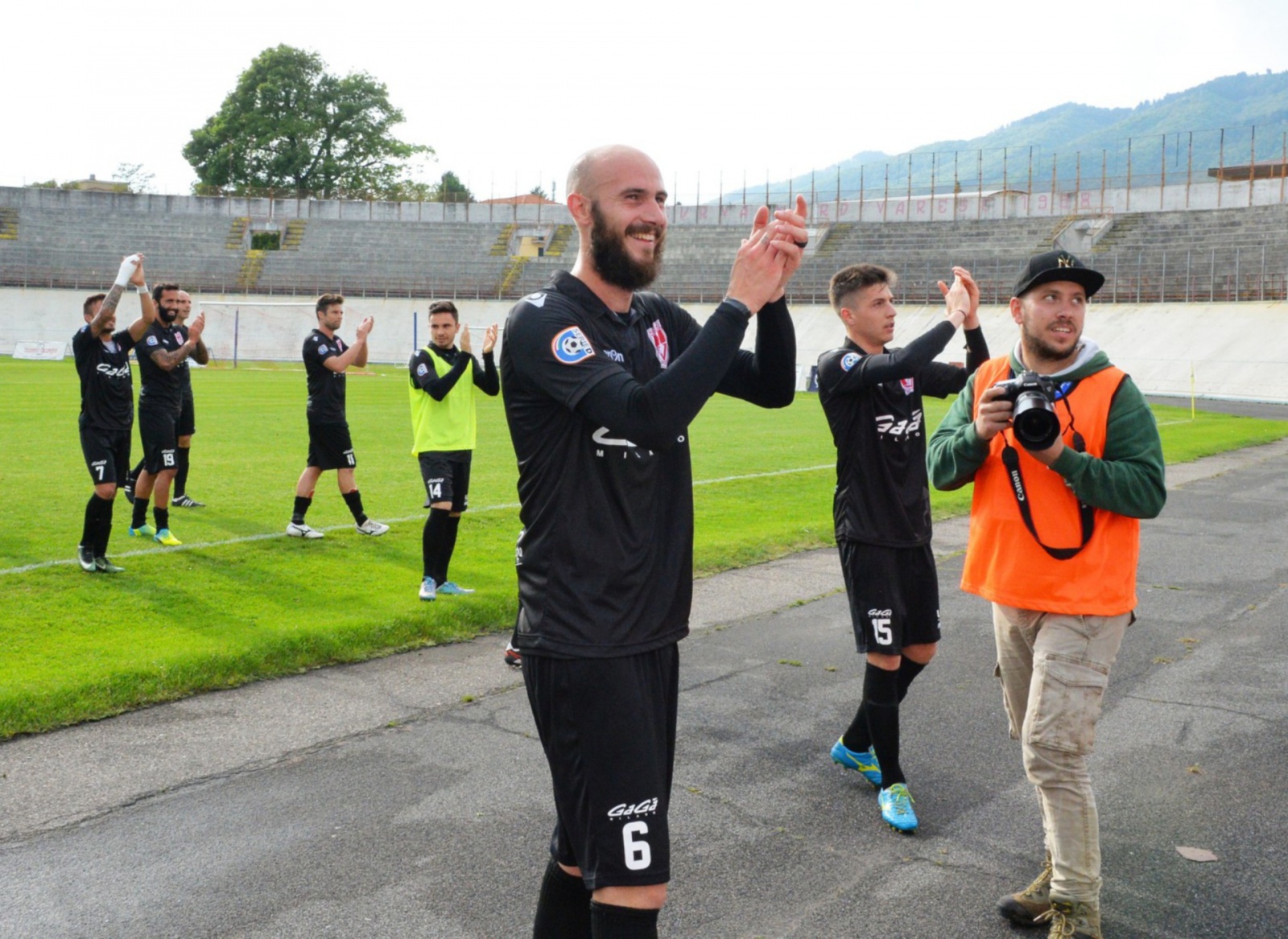 VARESE VARESE CALCIO CARONNESE PLAY OFF NELLA FOTO FINE PARTITA ESULTANZA VARESE VISCOMI