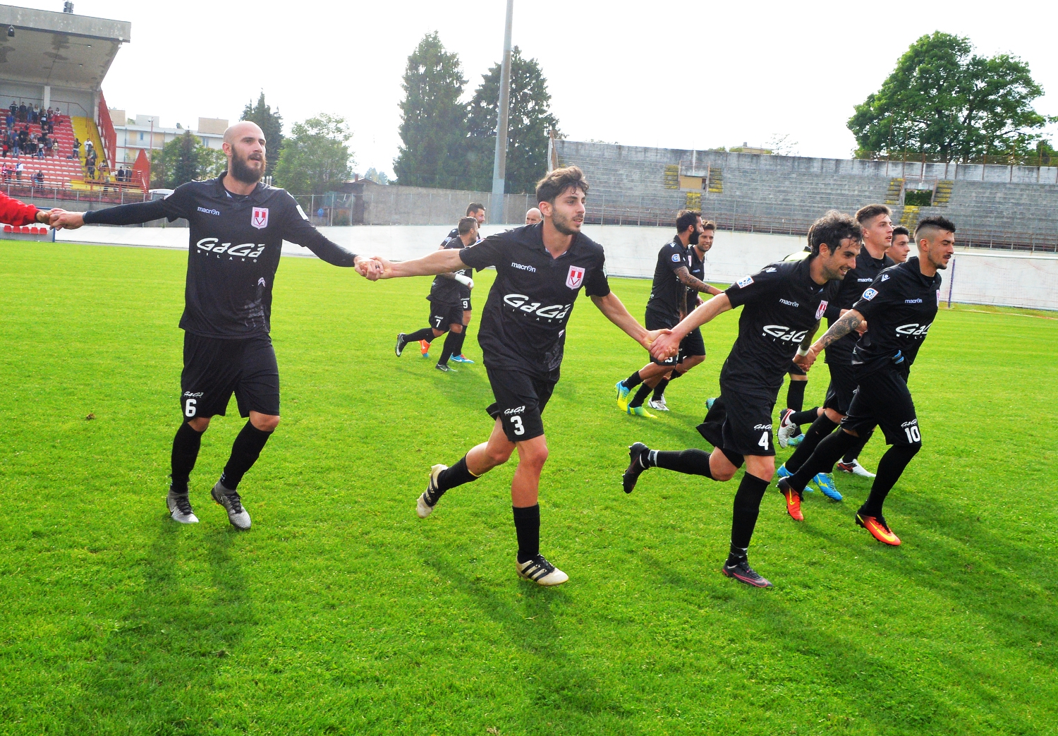 VARESE VARESE CALCIO CARONNESE PLAY OFF NELLA FOTO FINE PARTITA ESULTANZA VARESE 