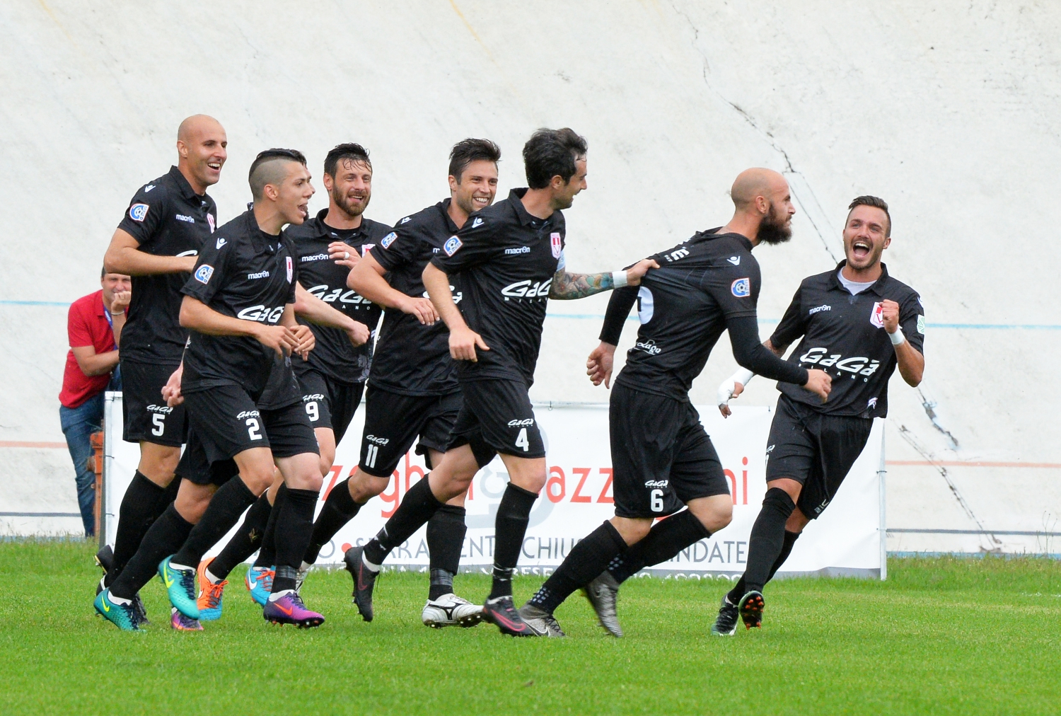 VARESE VARESE CALCIO CARONNESE PLAY OFF NELLA FOTO ESULTANZA VISCOMI