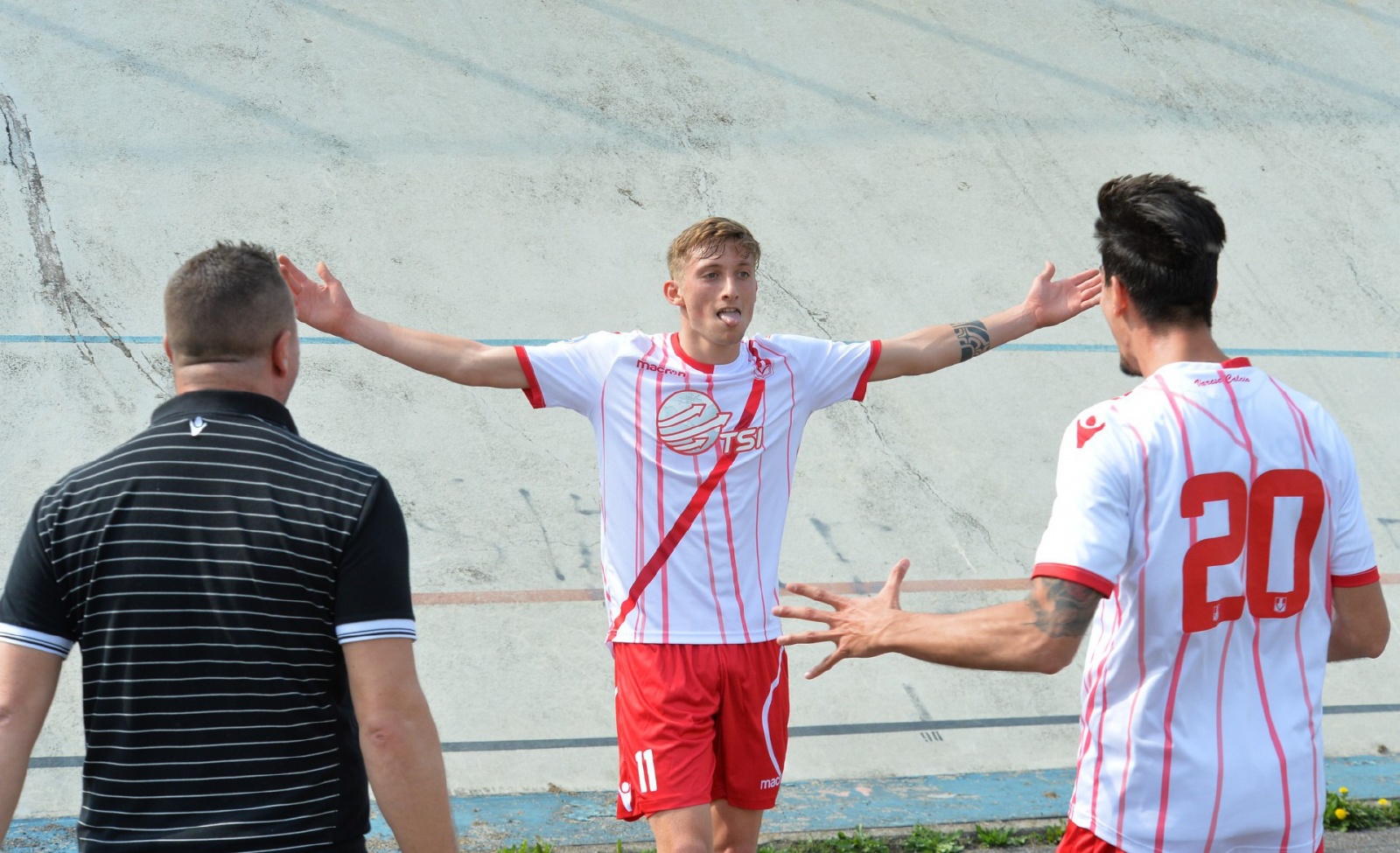 VARESE VARESE CALCIO FOLGORE CARATESE NELLA FOTO ESULTANZA LERCARA