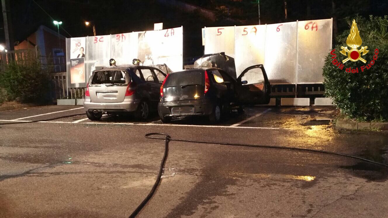 Veicoli in fiamme e sospetti di dolo 1