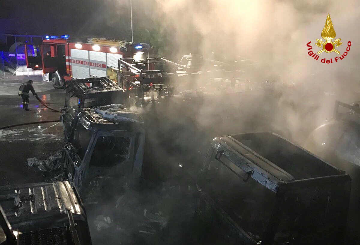 Veicoli in fiamme e sospetti di dolo 8