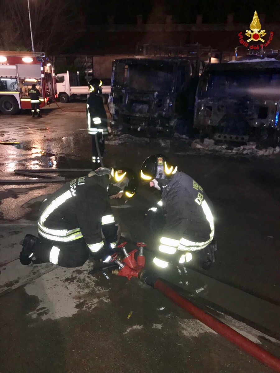 Veicoli in fiamme e sospetti di dolo 12