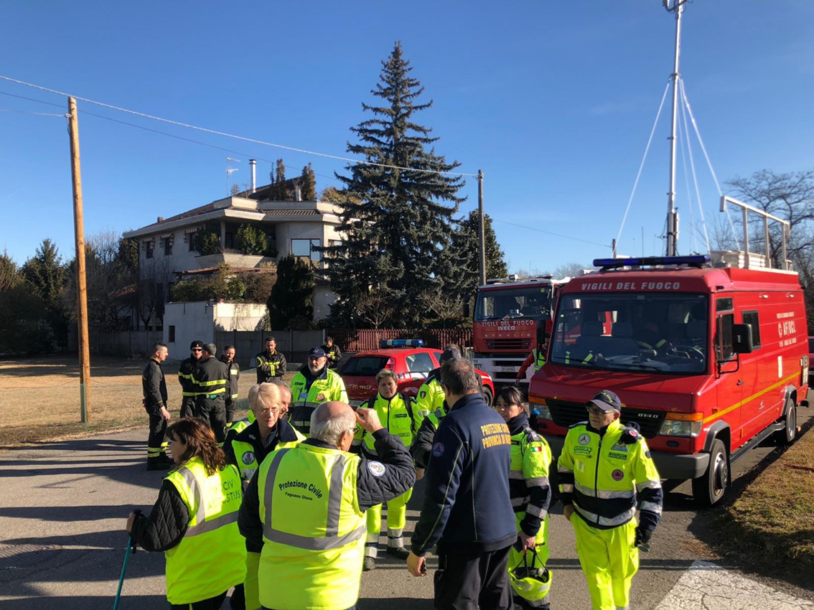 I volontari della protezione civile e i pompieri che hanno cercato per tutta la notte la diciassettenne scomparsa