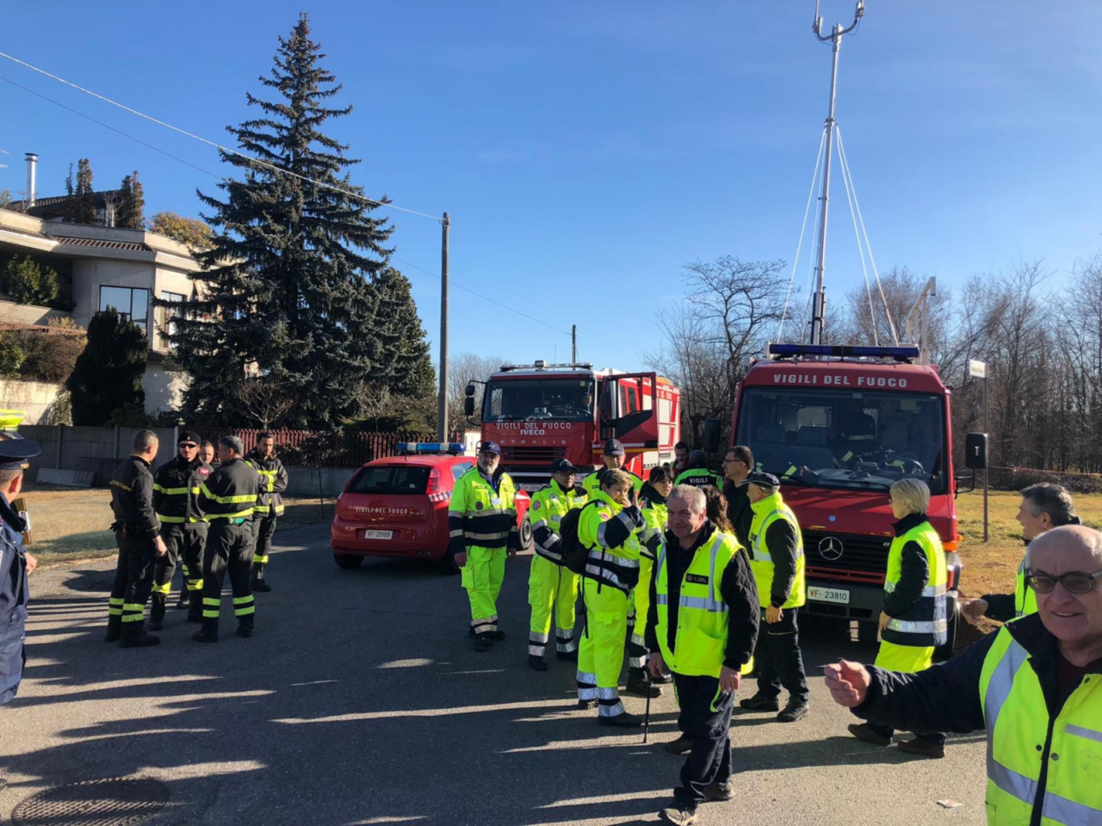 I volontari della protezione civile e i pompieri che hanno cercato per tutta la notte la diciassettenne scomparsa