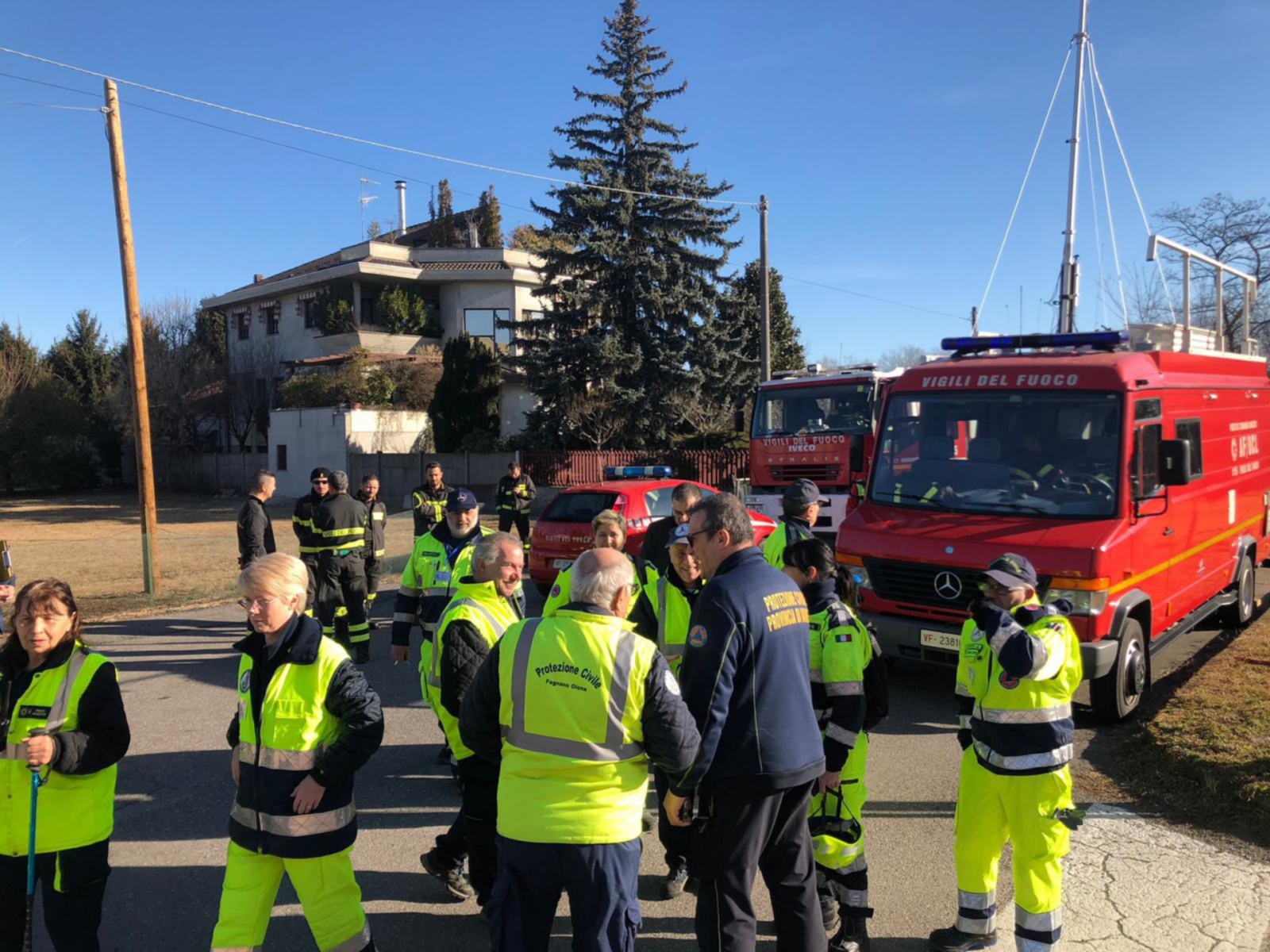 I volontari della protezione civile e i pompieri che hanno cercato per tutta la notte la diciassettenne scomparsa