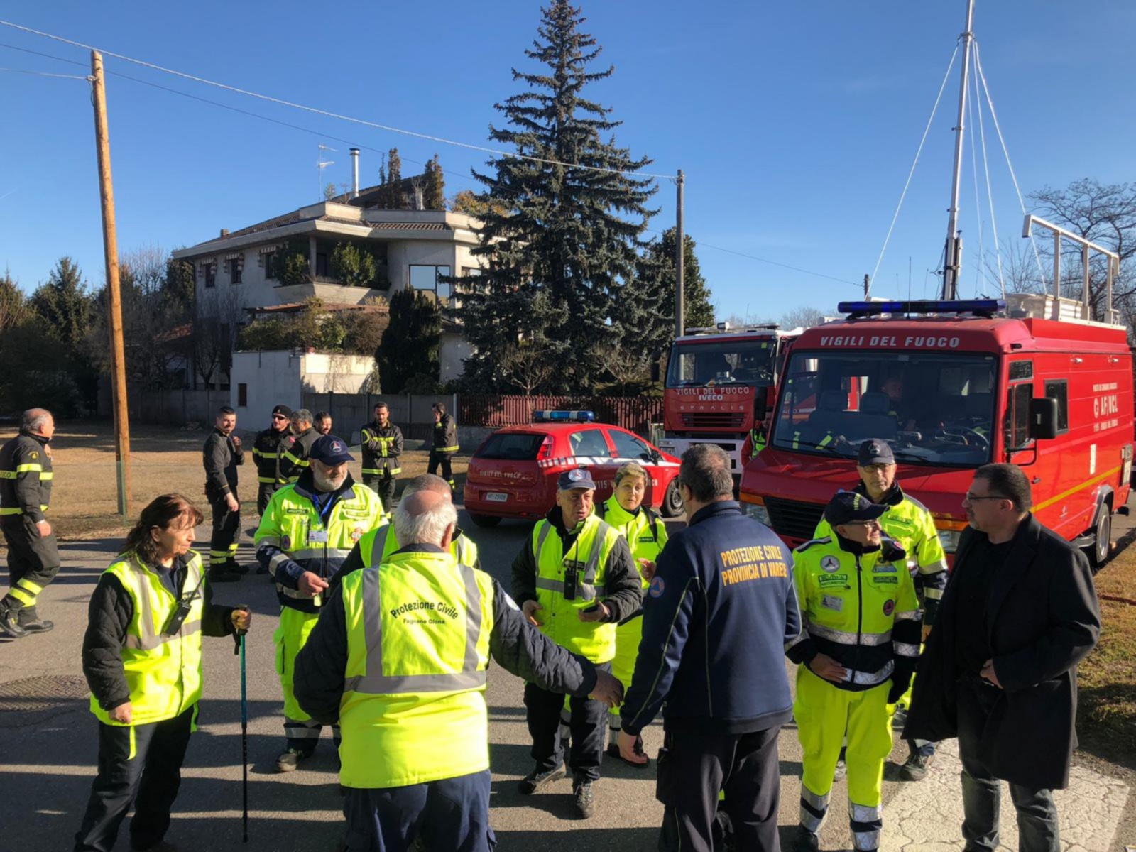 I volontari della protezione civile e i pompieri che hanno cercato per tutta la notte la diciassettenne scomparsa