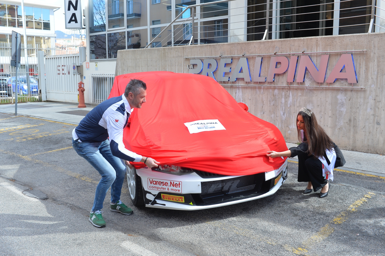 Filippo Pensotti e Miss Rally dei Laghi 2019, Greta Beraldo, svelano la Skoda Fabia R5 griffata Prealpina