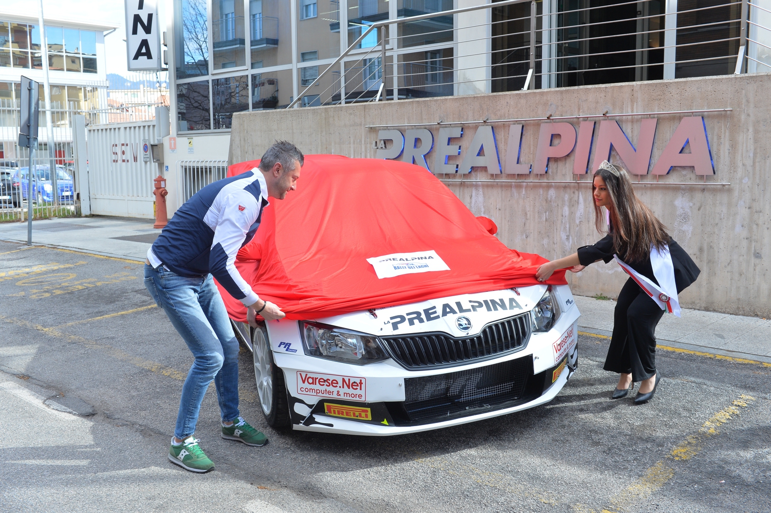 Filippo Pensotti e Miss Rally dei Laghi 2019, Greta Beraldo, svelano la Skoda Fabia R5 griffata Prealpina
