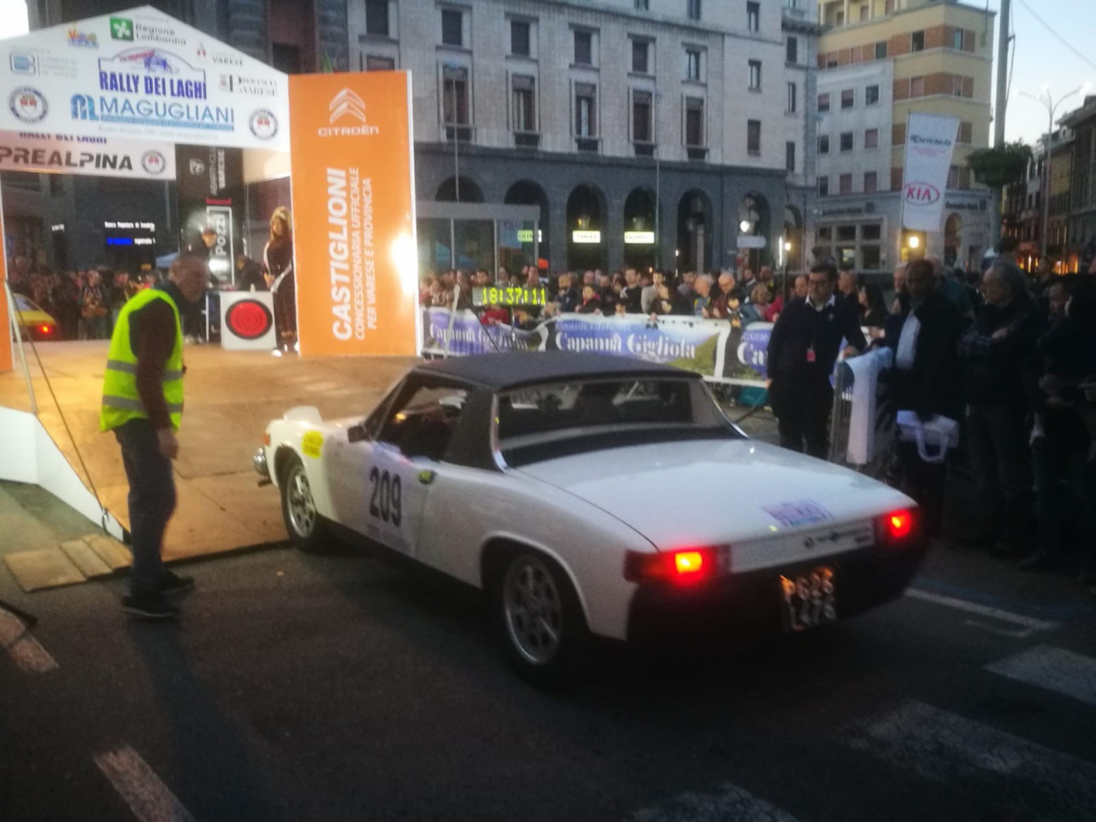 Rally dei Laghi piazza Monte Grappa