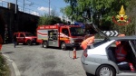 I vigili del fuoco durante l’estrazione di uno dei due conducenti dal veicolo