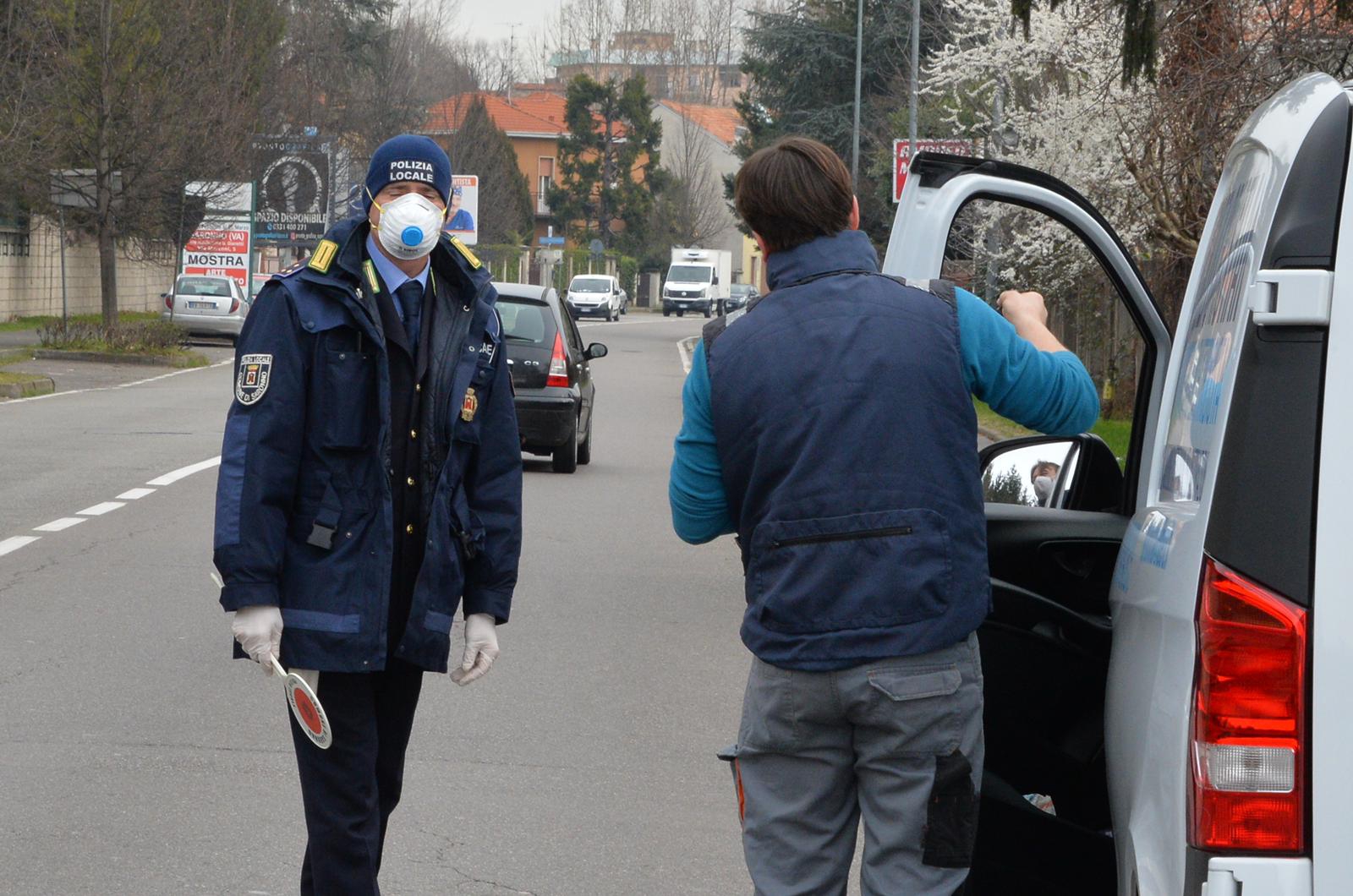 Saronno polizia locale controlli auto coronavirus