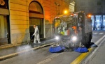 VARESE OPERATORI ASPEM IN TUTA, OCCHIALI E MASCHERINA, LAVANO STRADE E MARCIAPIEDI CON LANCIA E SPAZZATRICE, PER CORONAVIRUS