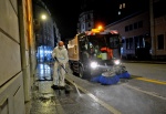 VARESE OPERATORI ASPEM IN TUTA, OCCHIALI E MASCHERINA, LAVANO STRADE E MARCIAPIEDI CON LANCIA E SPAZZATRICE, PER CORONAVIRUS