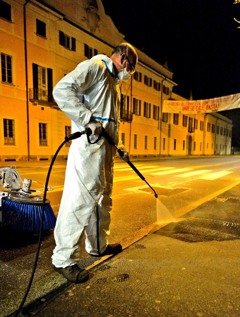 VARESE OPERATORI ASPEM IN TUTA, OCCHIALI E MASCHERINA, LAVANO STRADE E MARCIAPIEDI CON LANCIA E SPAZZATRICE, PER CORONAVIRUS