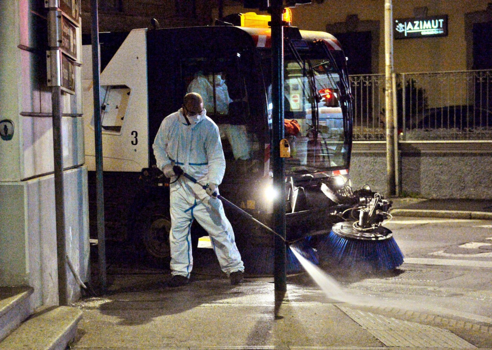 VARESE OPERATORI ASPEM IN TUTA, OCCHIALI E MASCHERINA, LAVANO STRADE E MARCIAPIEDI CON LANCIA E SPAZZATRICE, PER CORONAVIRUS