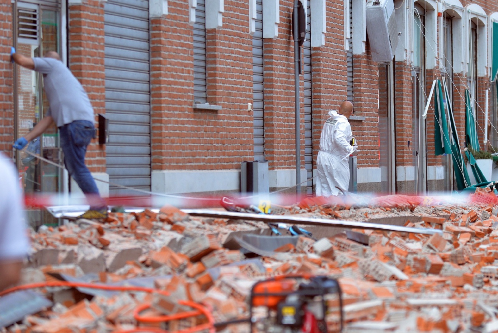 ALBIZZATE CROLLO VIA MARCONI CON MORTI E FERITI