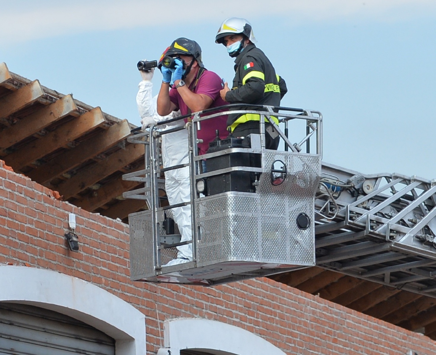 ALBIZZATE CROLLO VIA MARCONI CON MORTI E FERITI