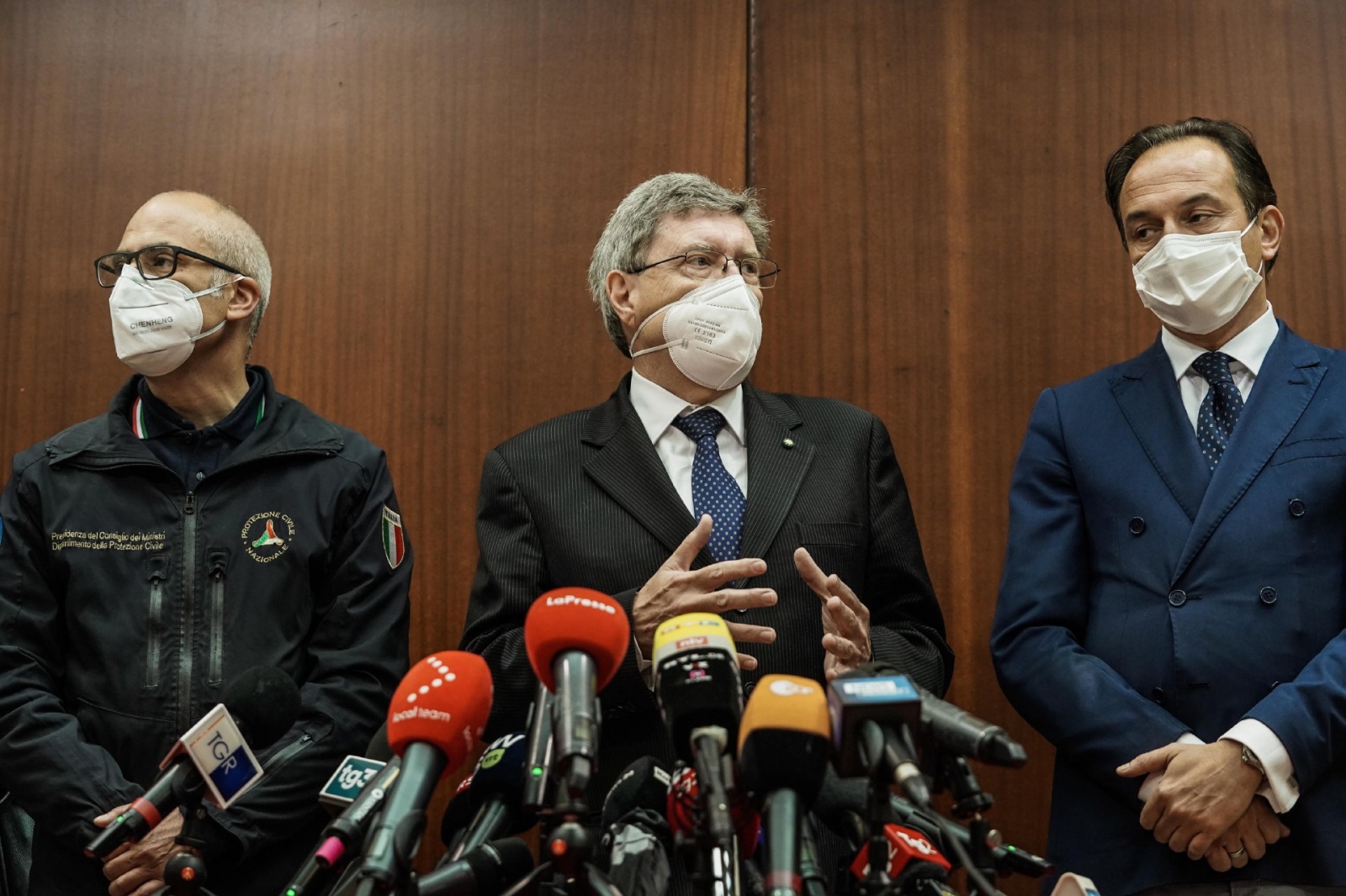 Da sinistra Fabrizio Curcio capo della Protezione Civile, Enrico Giovannini ministro delle Infrastrutture e dei Trasporti e il presidente della regione Piemonte Alberto Cirio a Stresa