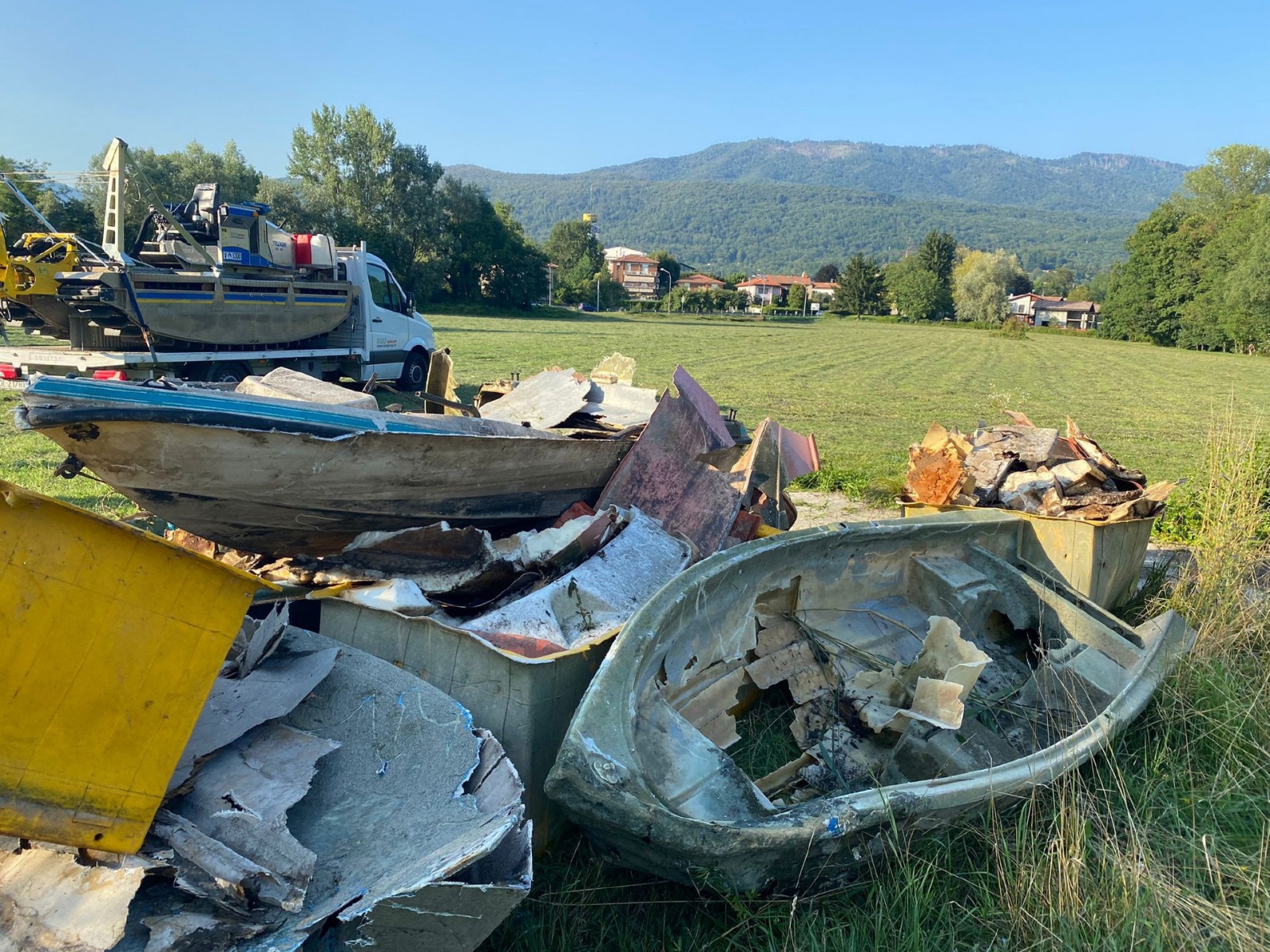 Barche abbandonate in riva al Lago di Varese