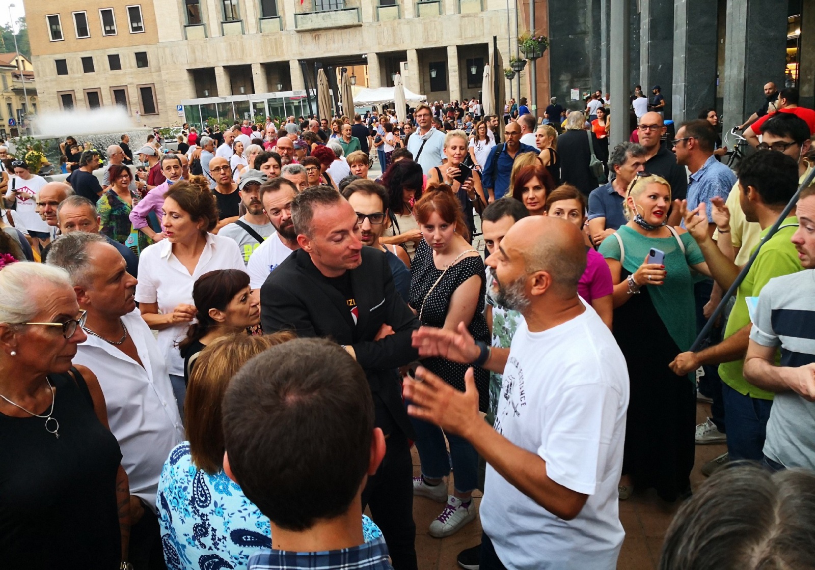 VARESE MANIFESTAZIONE NO GREEN PASS IN PIAZZA MONTE GRAPPA ORGANIZZATA DA FRANCESCO TOMASELLA CON INTERVENTO DI GIANLUIGI PARAGONE