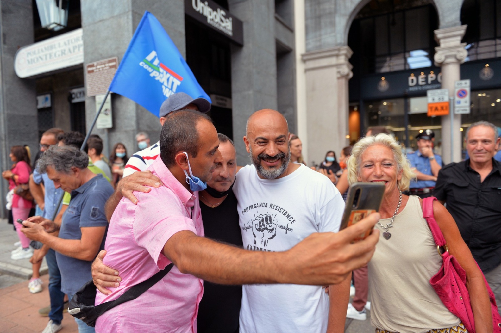 VARESE MANIFESTAZIONE NO GREEN PASS IN PIAZZA MONTE GRAPPA ORGANIZZATA DA FRANCESCO TOMASELLA CON INTERVENTO DI GIANLUIGI PARAGONE