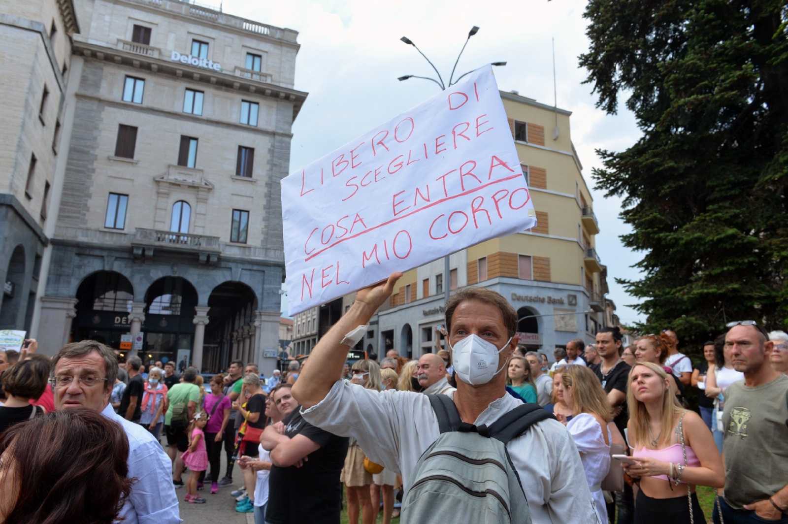 VARESE MANIFESTAZIONE NO GREEN PASS IN PIAZZA MONTE GRAPPA ORGANIZZATA DA FRANCESCO TOMASELLA CON INTERVENTO DI GIANLUIGI PARAGONE