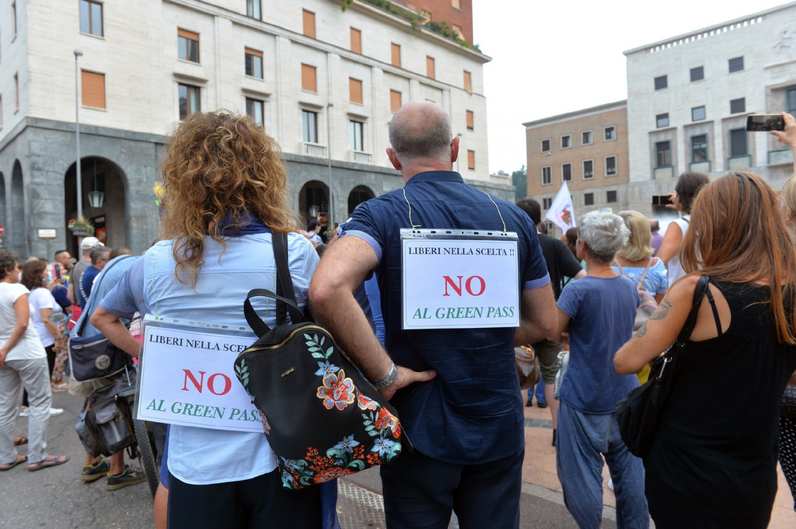 VARESE MANIFESTAZIONE NO GREEN PASS IN PIAZZA MONTE GRAPPA ORGANIZZATA DA FRANCESCO TOMASELLA CON INTERVENTO DI GIANLUIGI PARAGONE