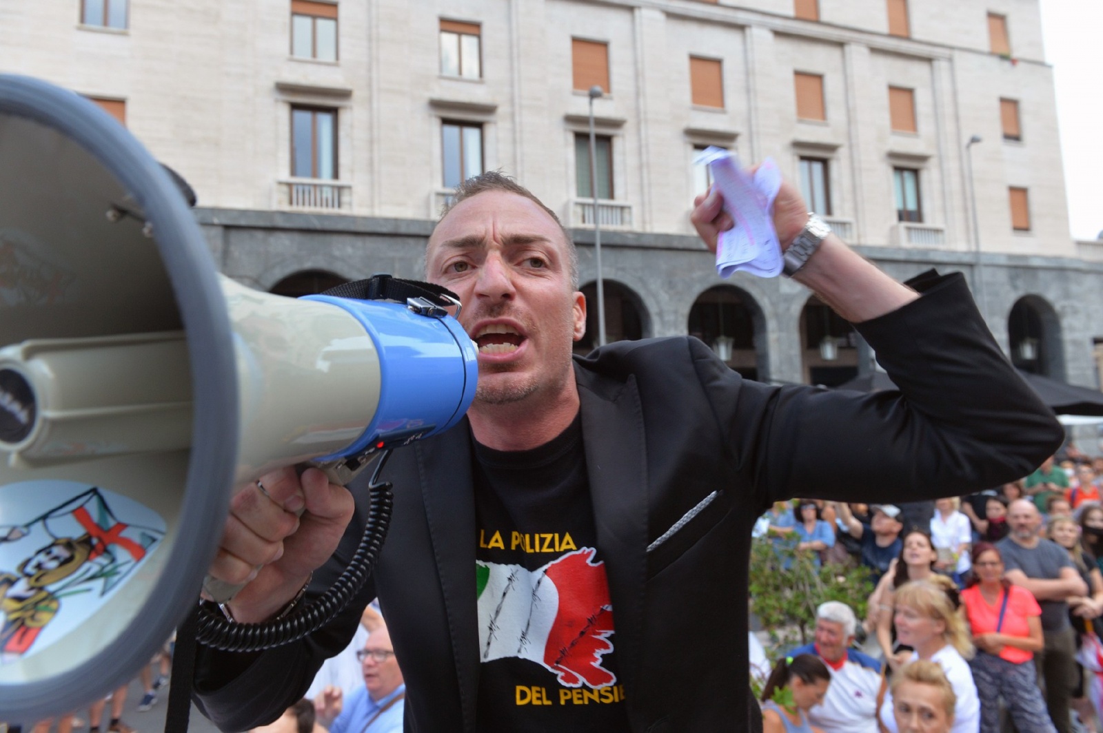 VARESE MANIFESTAZIONE NO GREEN PASS IN PIAZZA MONTE GRAPPA ORGANIZZATA DA FRANCESCO TOMASELLA CON INTERVENTO DI GIANLUIGI PARAGONE