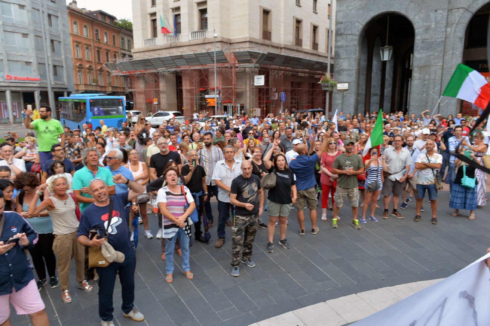 VARESE MANIFESTAZIONE NO GREEN PASS IN PIAZZA MONTE GRAPPA ORGANIZZATA DA FRANCESCO TOMASELLA CON INTERVENTO DI GIANLUIGI PARAGONE