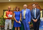 VARESE IPPICA RIUNIONE 24 LUGLIO 2021 PREMIO ROBERTO FERRARIO NELLA FOTO SIGNORA DANIELA BRAMATI FERRARIO PREMIA IL FANTINO VINCITORE CON IL FIGLIO MATTEO E GUIDO BORGHI