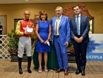 VARESE IPPICA RIUNIONE 24 LUGLIO 2021 PREMIO ROBERTO FERRARIO NELLA FOTO SIGNORA DANIELA BRAMATI FERRARIO PREMIA IL FANTINO VINCITORE CON IL FIGLIO MATTEO E GUIDO BORGHI