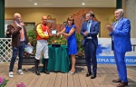 VARESE IPPICA RIUNIONE 24 LUGLIO 2021 PREMIO ROBERTO FERRARIO NELLA FOTO SIGNORA DANIELA BRAMATI FERRARIO PREMIA IL FANTINO VINCITORE CON IL FIGLIO MATTEO E GUIDO BORGHI